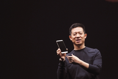 4月14日，乐视董事长贾跃亭现场讲解新发布的超级手机。新京报记者 侯少卿 摄